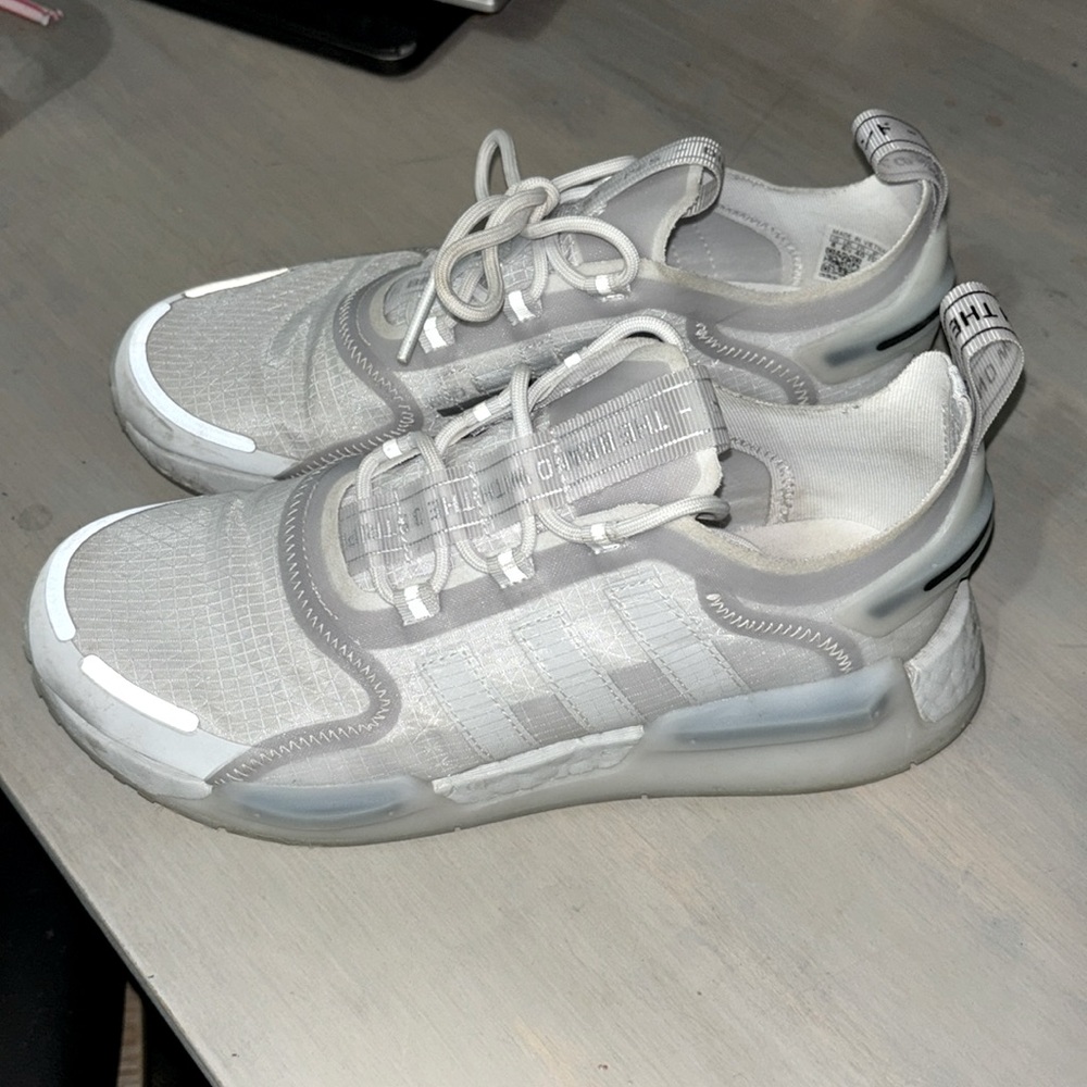 Adidas sneaker size 8 gray and white